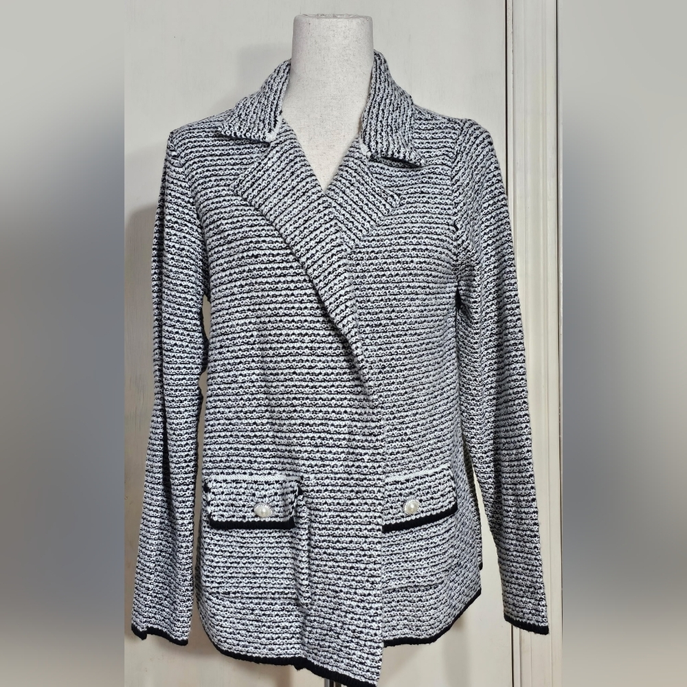 Adrianne Vittadini-Black&White Collared Knit Sweater W/ Pearl Button On Pockets